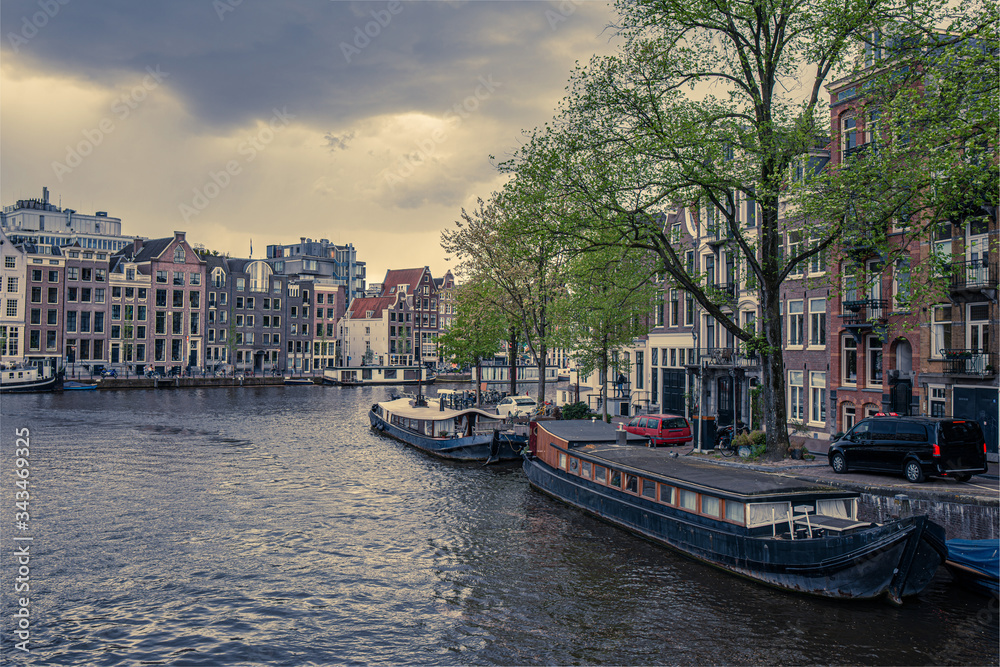 La città di Amsterdam e i suoi canali al tramonto