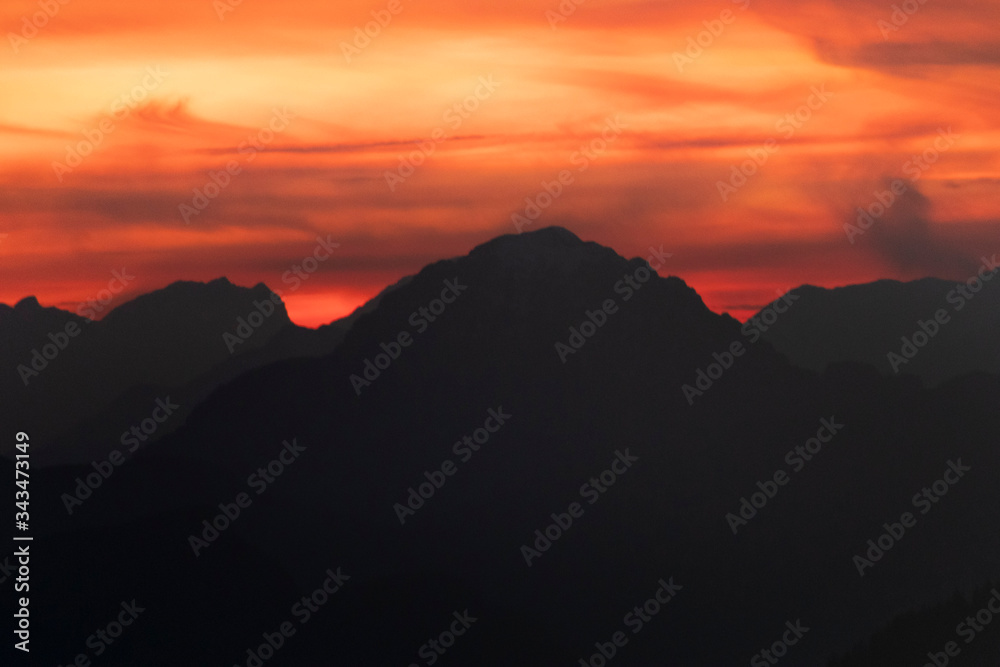 Obraz premium Orange sunset over the mountains