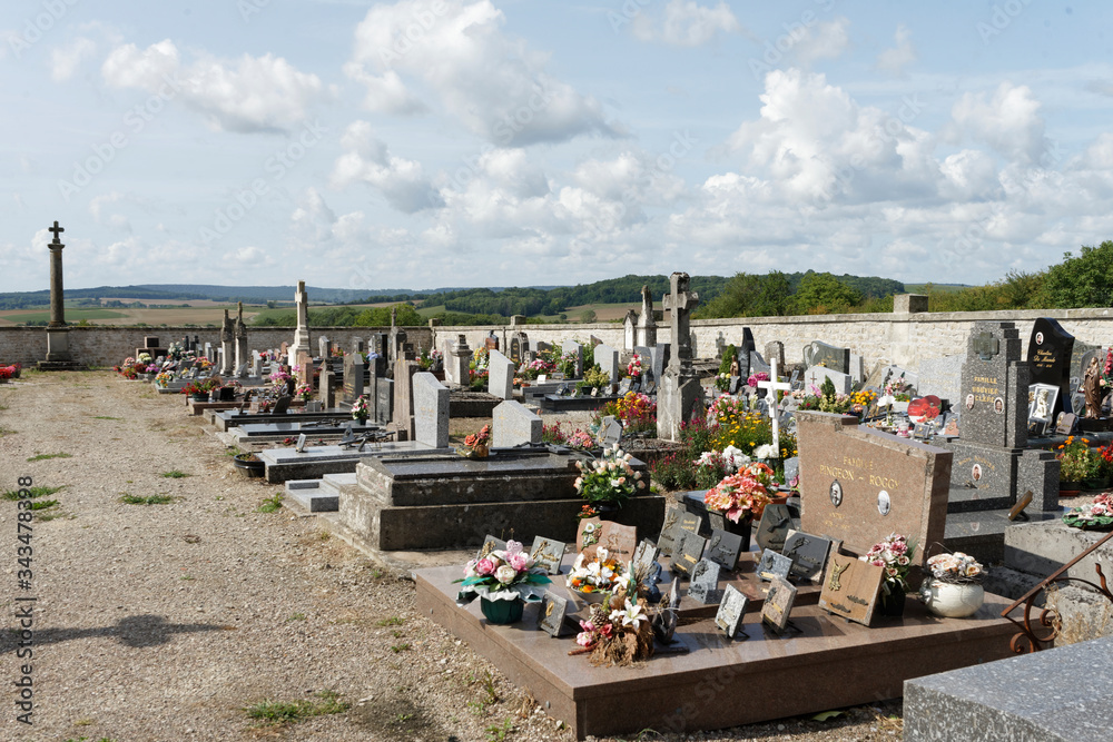 Tombes dans un cimetière français abandonnées, en mauvais états dù à un ...