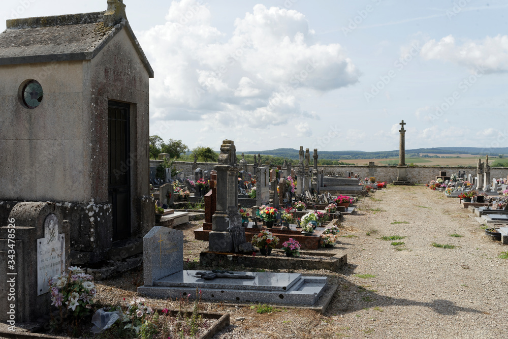 Tombes dans un cimetière français abandonnées, en mauvais états dù à un manque d'entretien depuis des années USAGE UNIQUEMENT EDITORIAL