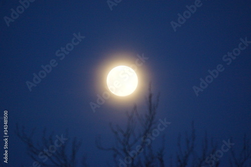 SUPERMOON PINK FULL MOON 8 APRIL 2020 IN FRANCE © Karine