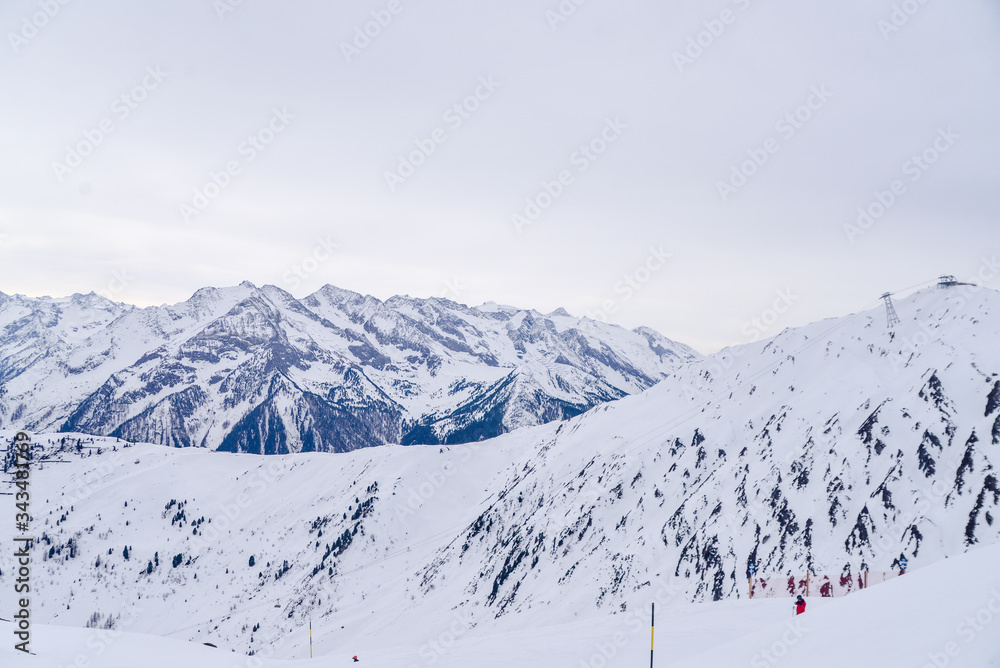 Obraz premium ski Snowy and rocky peaks of the Austrian Alps