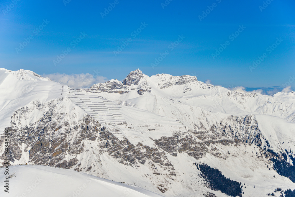 ski Snowy and rocky peaks of the Austrian Alps