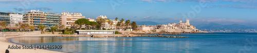 Panorama d'Antibes depuis la plage de la Salis