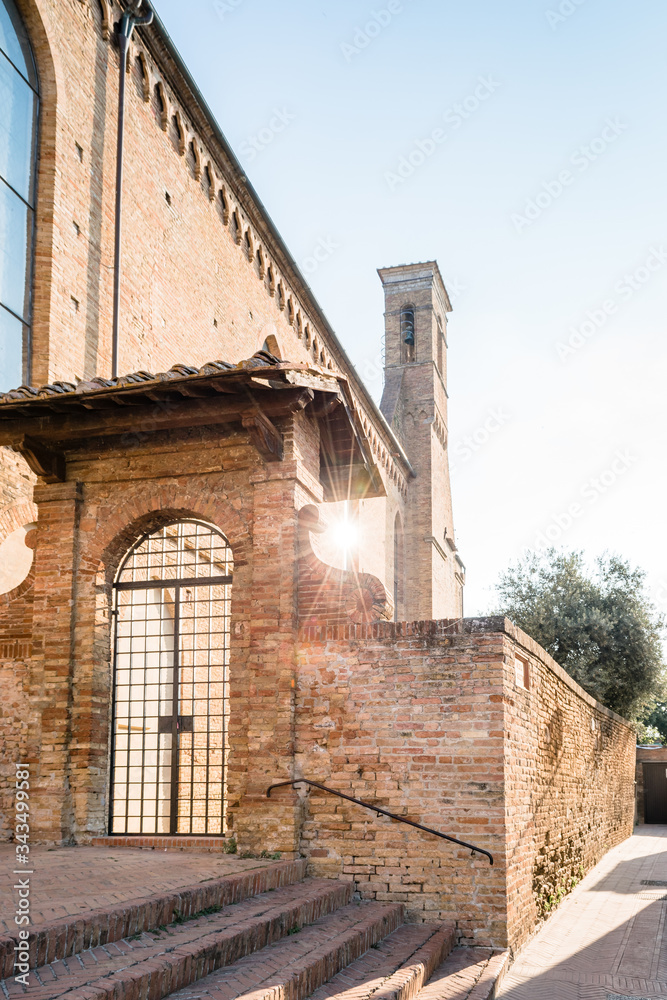 Fototapeta premium View of the alleys of the historic center of the village of San Gimignano, a heritage of humanity, on a summer morning