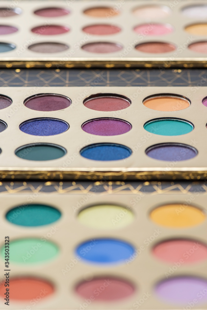 Paleta de sombras de diferentes tonalidades o colores de color dorado con el fondo blanco Paleta de sombras de diferentes tonalidades o colores de color dorado con el fondo blanco