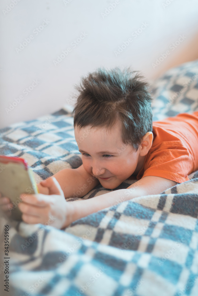 child on smartphone