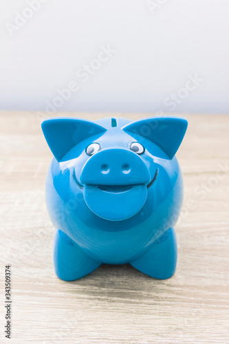 Vintage Sparschwein auf einem Holztisch