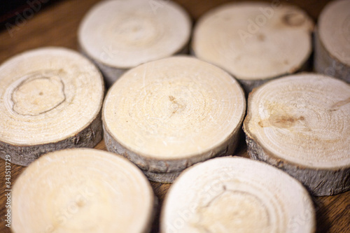 Wood texture in the form of circles.