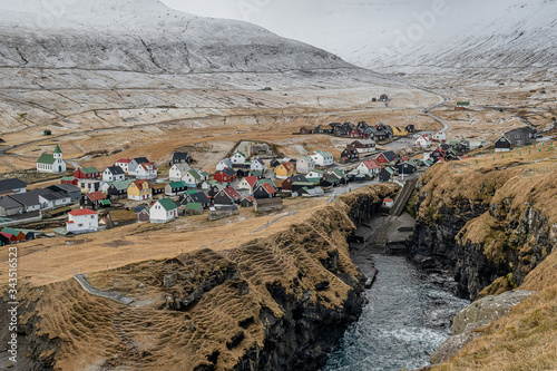 Vista panoramica del pittoresco villaggio di Gjogv, Isole Faroe, Danimarca