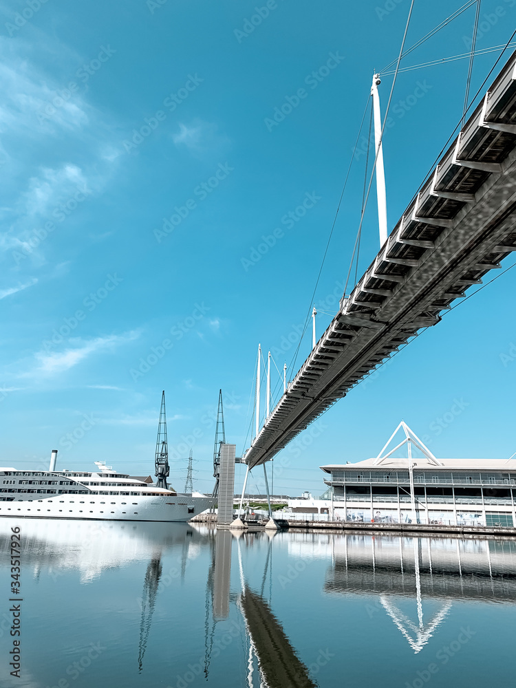 Obraz premium bridge in the city