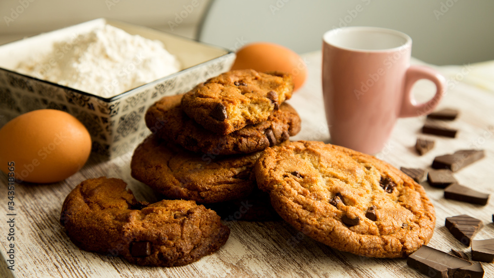 Cookies with honey and chocolate Cookies with honey and chocolate