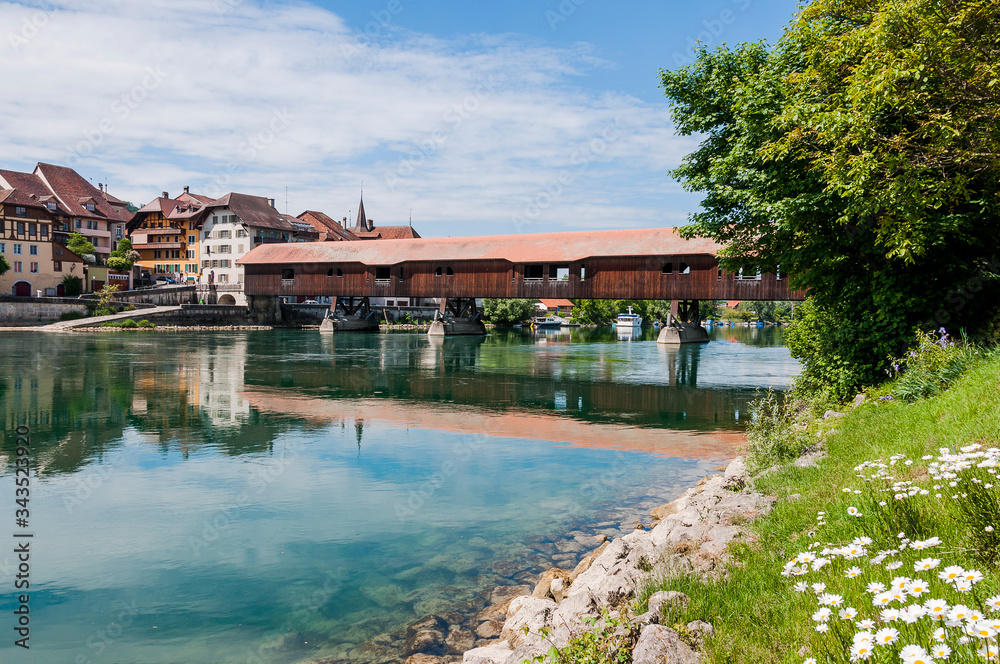 Fototapeta premium Büren, Büren an der Aare, Holzbrücke, Brücke, Aare, Fluss, Stedtli, Reiben, Stadt, Altstadt, historische Häuser, Uferweg, Schifffahrt, Seeland, Kanton Bern, Frühling, Sommer, Schweiz