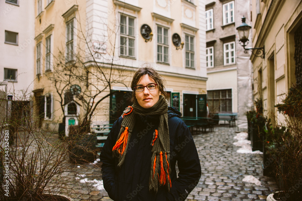 Φωτογραφία Tourist woman posing smiling between the cold and wet neighborhoods of Budapest