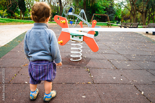 Cuadro en lienzo Children watch a closed playground in a city to avoid spreading viruses