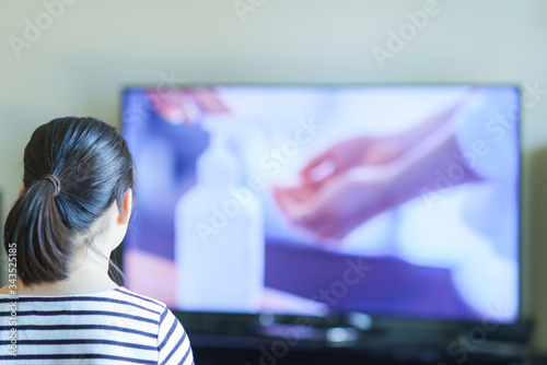 テレビ 見る 退屈 女性 若い 人物 日本人 コロナ 自宅待機 自粛 ステイホーム 手洗い 視聴