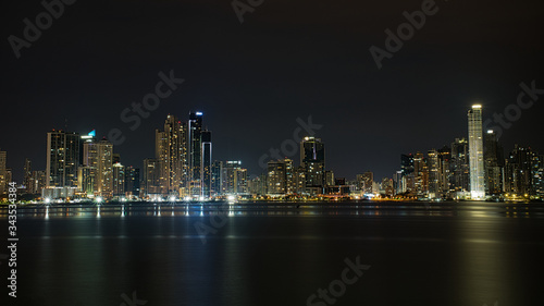 Downtown Skyline Panama-City Nachts mit Spiegelung, Großstadt, Poster Vorlage 