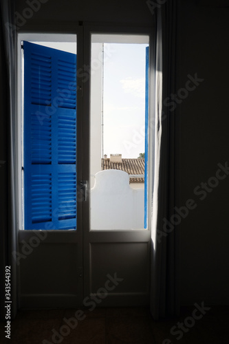 Finestra  blu   scuro di legno  persiana.