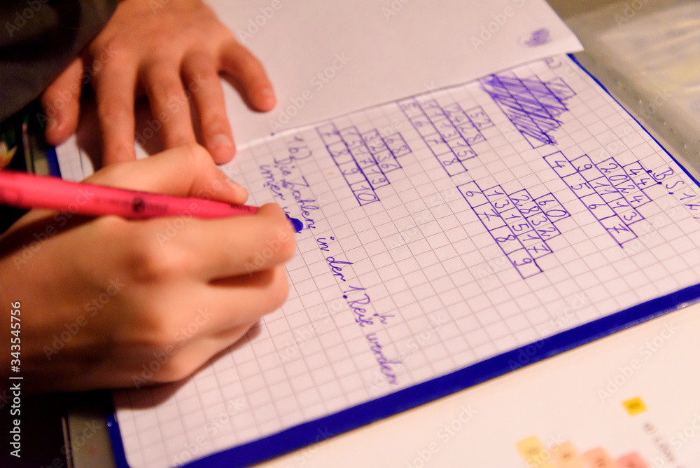 kind bei mathehausaufgaben homeschooling kind bei mathehausaufgaben homeschooling