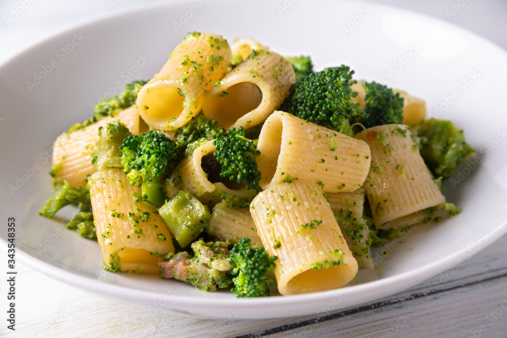 Piatto di pasta con broccoli e pancetta, Cucina Italiana Piatto di pasta con broccoli e pancetta, Cucina Italiana