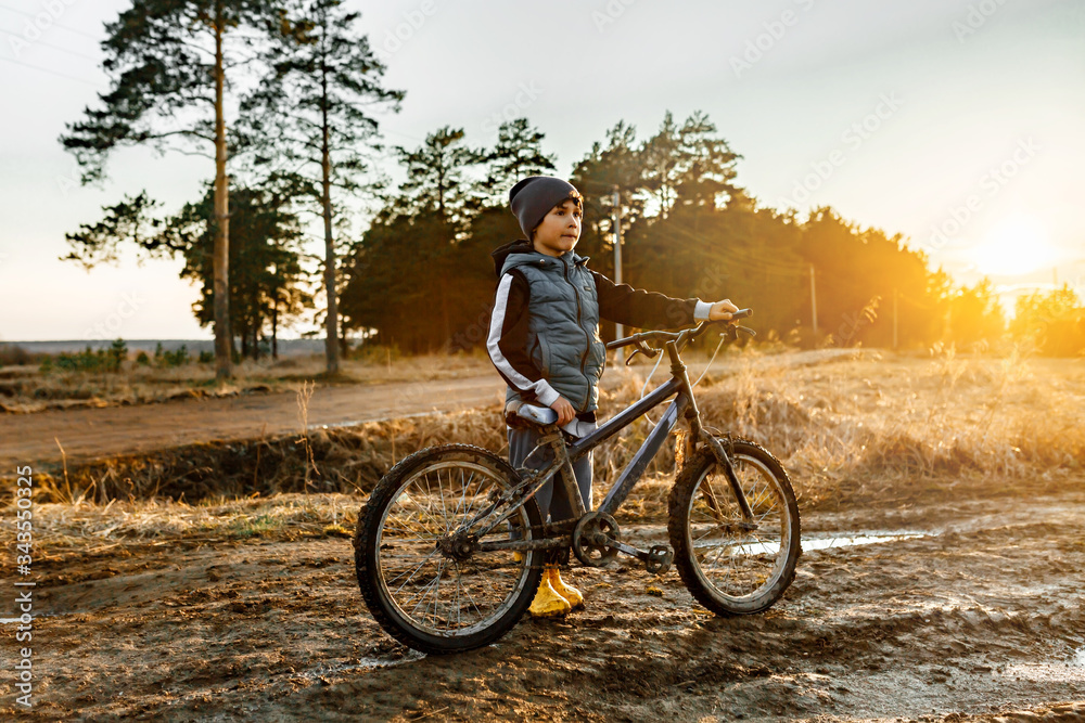 @olga_gim

stock photo, nature, people, wheel, fun, dawn, child, leisure, boy, lifestyle, bike
6-7 years old boy stands by the bicycle In the field a rural landscape sunset light.