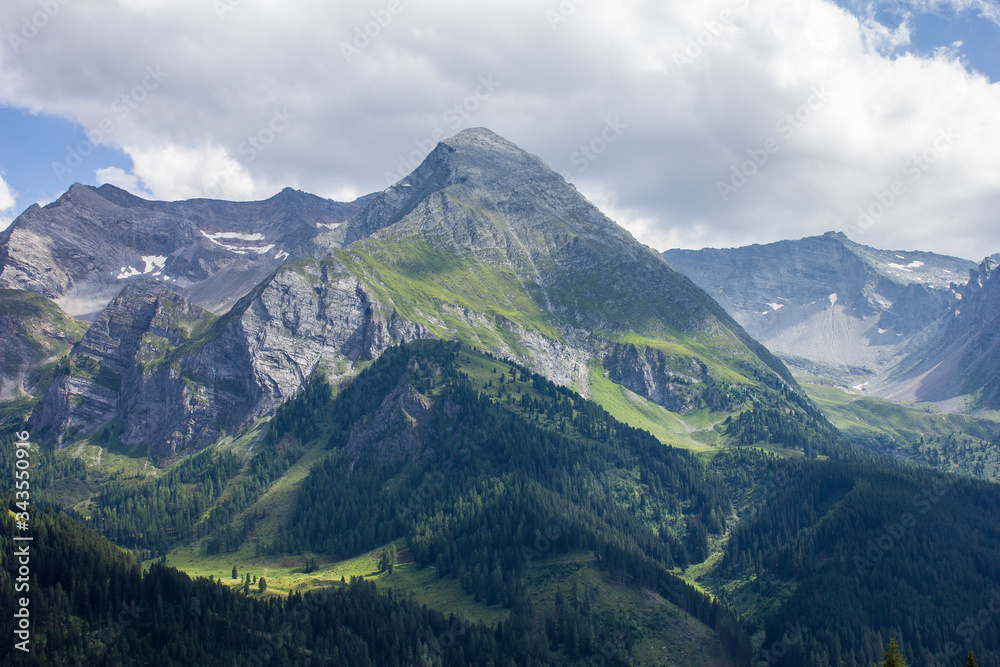 Fototapeta premium View of Mountains above Hintertux, Tyrol