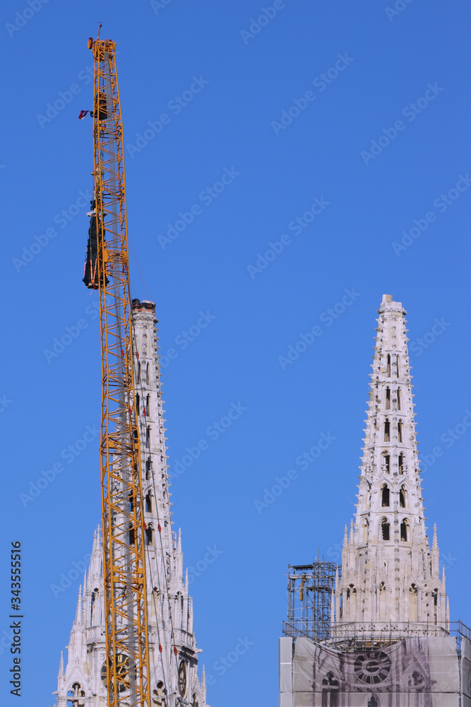 Φωτογραφία Removal part of the left tower of Zagreb Cathedral, damaged in the earthquake of March 22