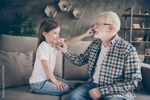 Fotografie Profile photo of funny old grandpa little granddaughter sit sofa stay house quar