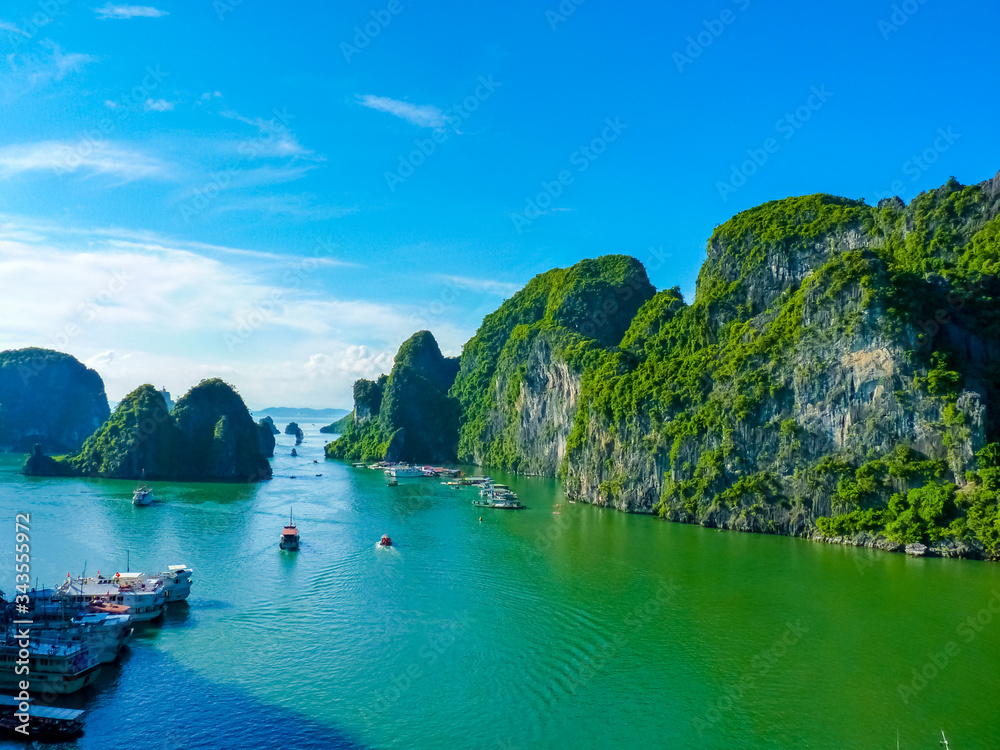 Obraz premium View Of Famous world heritage Halong Bay In Vietnam