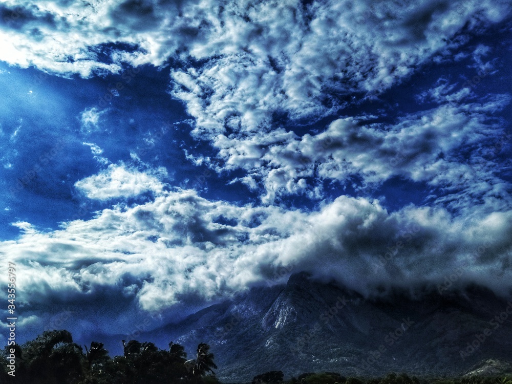 Obraz premium storm clouds over water