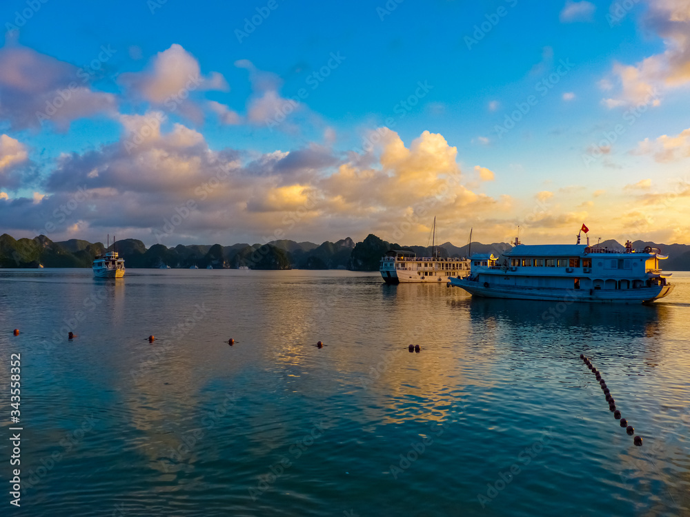 Fototapeta premium View Of Famous world heritage Halong Bay In Vietnam