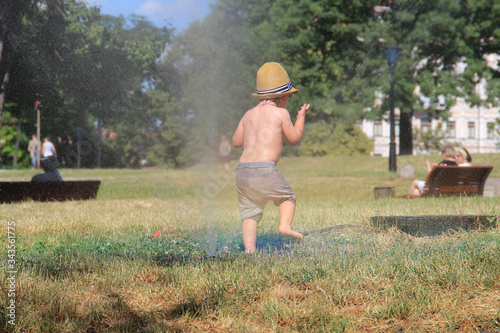  kid is played in the stream of the fountain