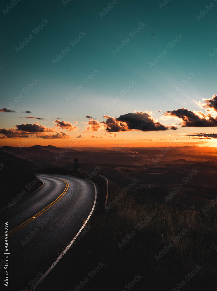 estrada e por do sol
