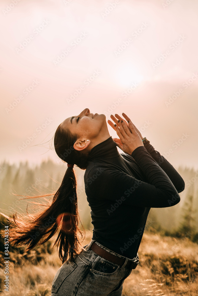 Φωτογραφία Soft focus Young woman yoga looks to the sky sunrise in the mountains  praying