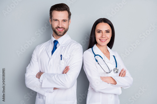 Φωτογραφία Photo of handsome doc guy lady patient consultation virology clinic stand back-t