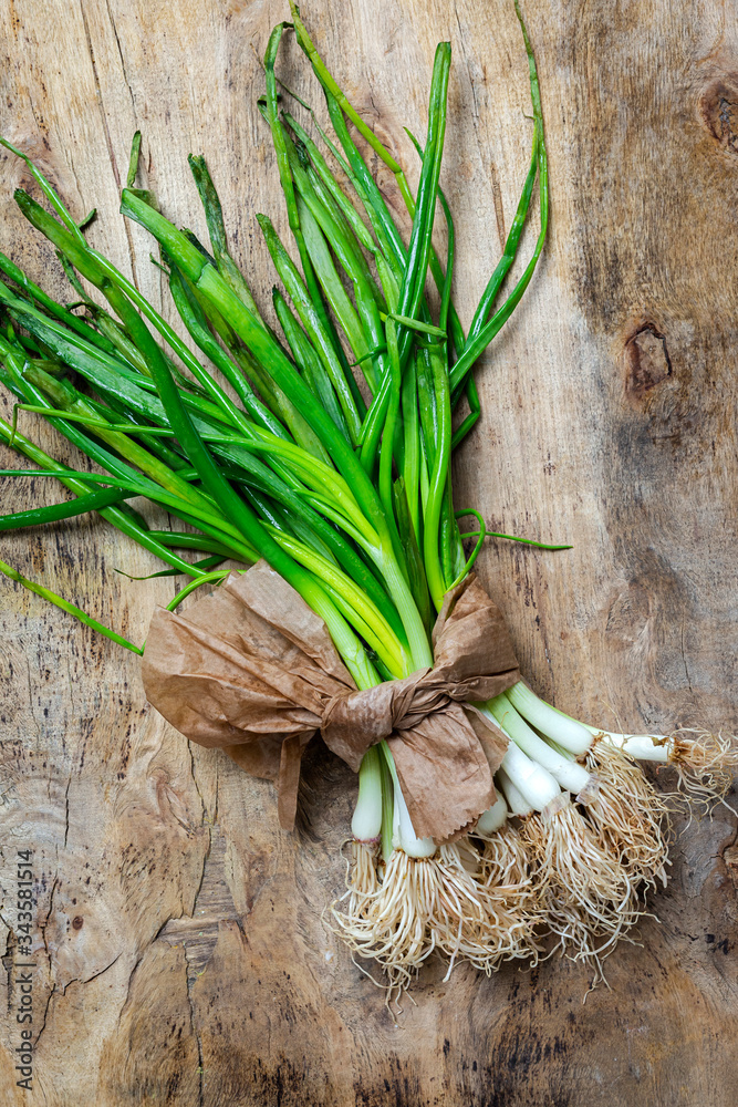 Obraz premium Fresh red and white onions on wood background