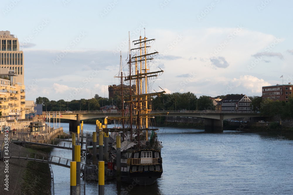Bremen - Stadtlandschaft mit Schiffen am Fluss Bremen - Stadtlandschaft mit Schiffen am Fluss