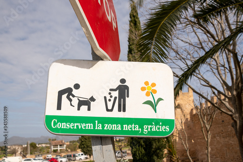 Hinweisschild in Spanien für eine saubere Umwelt photo