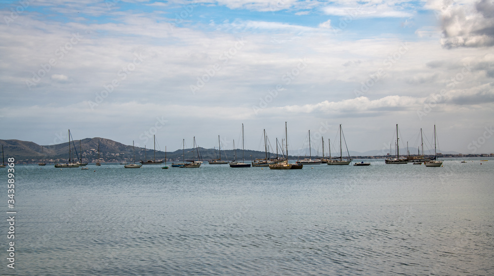 viele Segelboote liegen vor Anker in einem Hafen in Spanien