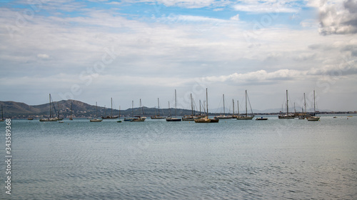 viele Segelboote liegen vor Anker in einem Hafen in Spanien
