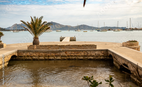 Schiffsanleger in einem Spanischen Hafen photo