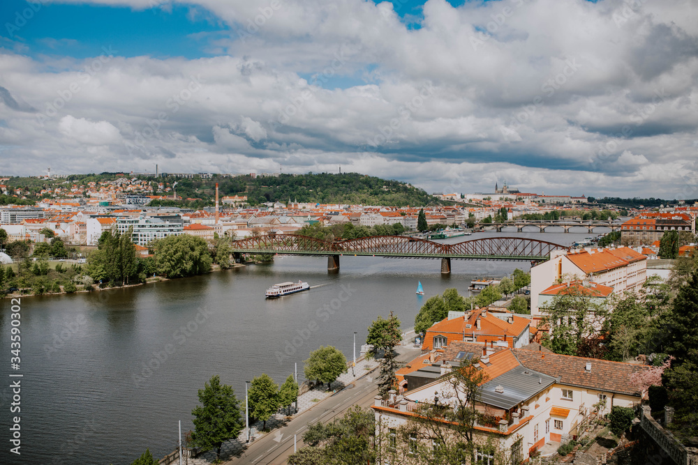 Beautiful panorama of the city of Prague. Vin da Vltava River, Prague Castle and the Old Town.