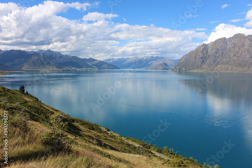 Beautiful Lake Wanaka in New Zealand © Smaks K
