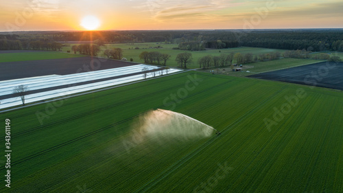 Bewaesserung von trockenen Feldern photo