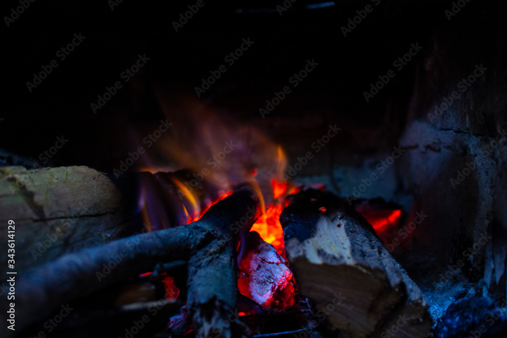 Fototapeta premium Fuego y leña