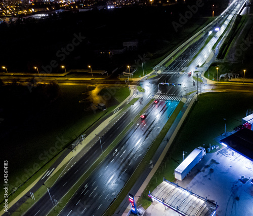 długi czas naświetlania, nad drogą pusta wyłączona z ruch , czas pandemii 