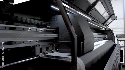 Large format digital printing machine and moving print head