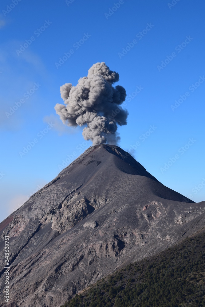 Obraz premium Smoke Column from the Chimney of Acatenango Volcano. Volcan del Fuego Erupting big black smokes in Guatemala