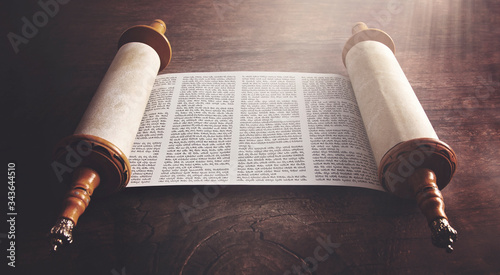 Cuadro en lienzo An Ancient Looking Hebrew Scroll of the Torah