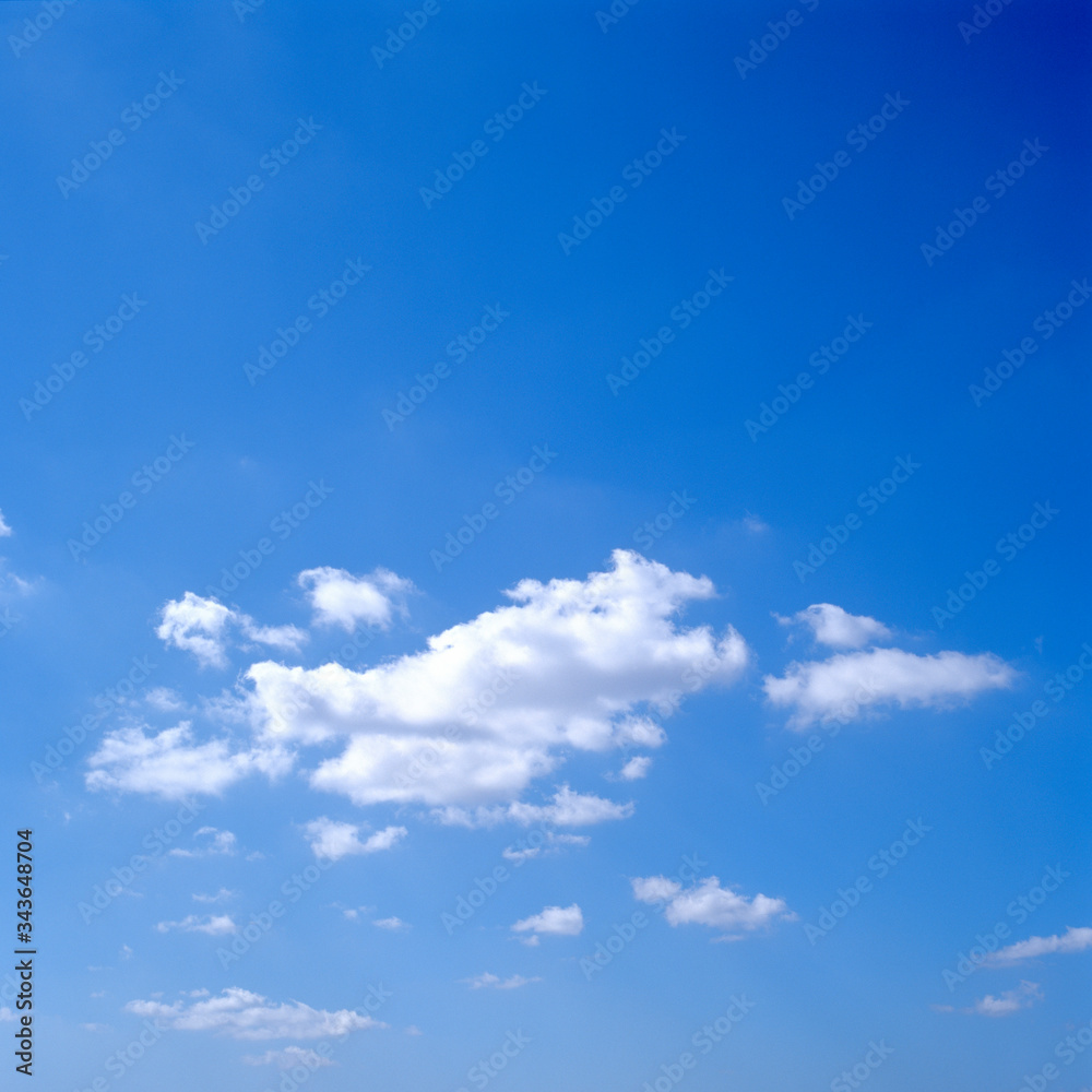 Fototapeta premium Błękitne niebo i chmury